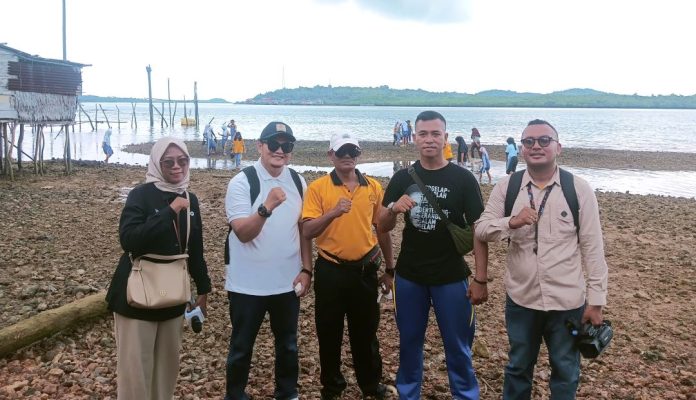 Bintan Eco Lestari Bersama Warga Kelong Bersihkan Pantai Manok, Angkat Ratusan Kilogram Sampah