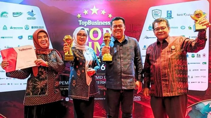 Bupati Roby dan BPR Bintan Sabet Tiga Penghargaan di TOP BUMD Awards 2026 Bupati Roby dan BPR Bintan Sabet Tiga Penghargaan di TOP BUMD Awards 2026