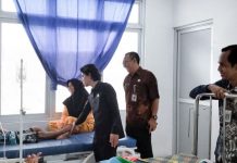 Wakil Komisi I DPRD Anambas Hino Faisal Jenguk Korban Dugaan Keracunan MBG di RSUD Palmatak Wakil Komisi I DPRD Anambas Hino Faisal Jenguk Korban Dugaan Keracunan MBG di RSUD Palmatak