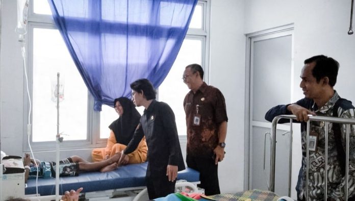 Wakil Komisi I DPRD Anambas Hino Faisal Jenguk Korban Dugaan Keracunan MBG di RSUD Palmatak