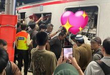 Kecelakaan Kereta di Stasiun Bekasi Timur: KA Argo Bromo Anggrek Tabrak KRL dari Belakang Sebuah rangkaian Kereta Rel Listrik (KRL) Commuter Line ditabrak dari belakang oleh kereta api jarak jauh, KA Argo Bromo Anggrek, sekitar pukul 21.00 WIB.