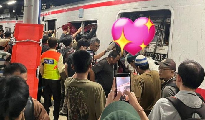 Sebuah rangkaian Kereta Rel Listrik (KRL) Commuter Line ditabrak dari belakang oleh kereta api jarak jauh, KA Argo Bromo Anggrek, sekitar pukul 21.00 WIB.