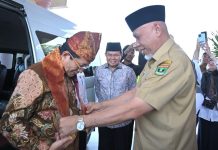 Mahyeldi Sambut Menteri Agama dengan Adat Minangkabau di Bandara Mahyeldi Sambut Menteri Agama dengan Adat Minangkabau di Bandara