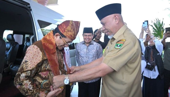 Mahyeldi Sambut Menteri Agama dengan Adat Minangkabau di Bandara