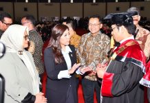 Menkomdigi Dorong Lulusan Telkom University Jadi Garda Literasi Digital yang Sejalan dengan PP TUNAS Menteri Komunikasi dan Digital RI Meutya Hafid menghadiri Sidang Terbuka Senat Wisuda Telkom University Periode II