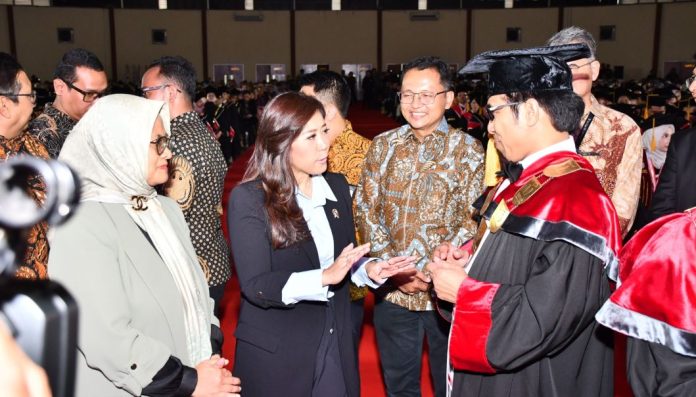Menteri Komunikasi dan Digital RI Meutya Hafid menghadiri Sidang Terbuka Senat Wisuda Telkom University Periode II