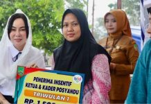 Hujan Tak Surutkan Semangat, Pemko Batam Perluas Bantuan Lansia hingga Menjangkau 60 Ribu Warga Pemko Batam Perluas Bantuan Lansia hingga Menjangkau 60 Ribu Warga