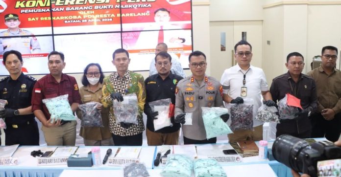 Polresta Barelang Musnahkan Sabu, Ekstasi hingga Liquid Vape dari 13 Tersangka