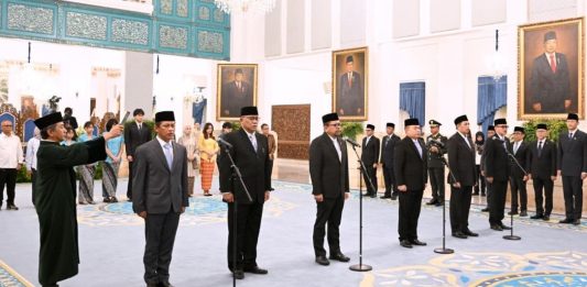 Presiden Prabowo Subianto Lantik Jumhur Hidayat Menteri Lingkungan Hidup