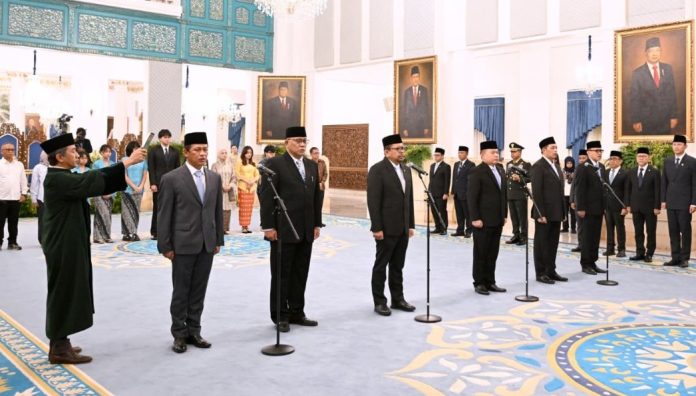Presiden Prabowo Subianto Lantik Jumhur Hidayat Menteri Lingkungan Hidup