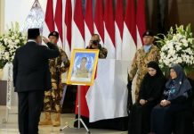 Presiden RI Prabowo Beri Penghormatan Terakhir ke Tiga Prajurit TNI Tewas di Lebanon residen Republik Indonesia Prabowo Subianto memberikan penghormatan terakhir kepada jenazah tiga prajurit terbaik TNI yang gugur dalam penugasan Misi United Nations Interim Force in Lebanon (UNIFIL) di Lebanon