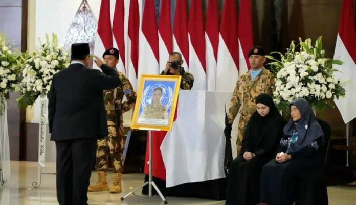 residen Republik Indonesia Prabowo Subianto memberikan penghormatan terakhir kepada jenazah tiga prajurit terbaik TNI yang gugur dalam penugasan Misi United Nations Interim Force in Lebanon (UNIFIL) di Lebanon
