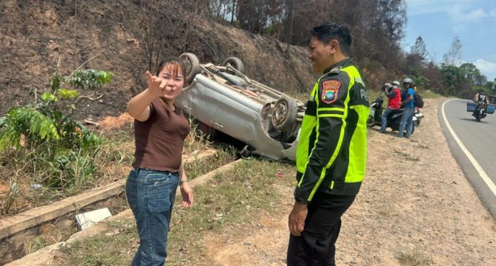 Quick Respon Polsek Nongsa, Mobil Terbalik Akibat Pecah Ban di Jalan Hasanuddin