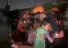 Tim Basarnas Evakuasi Korban Banjir di Kawasan Jalan Sembilang Rumbai Pekanbaru Tim Basarnas Evakuasi Korban Banjir di Kawasan Jalan Sembilang Rumbai Pekanbaru