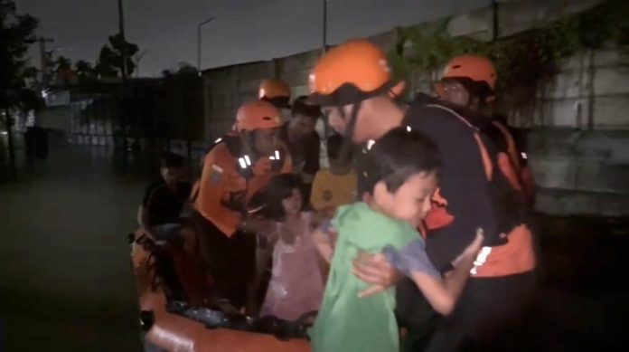 Tim Basarnas Evakuasi Korban Banjir di Kawasan Jalan Sembilang Rumbai Pekanbaru Tim Basarnas Evakuasi Korban Banjir di Kawasan Jalan Sembilang Rumbai Pekanbaru