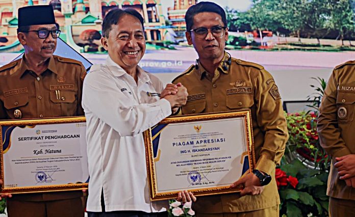 Bupati Karimun, Iskandarsyah, menerima dua penghargaan dalam kegiatan Musrenbang Kepri