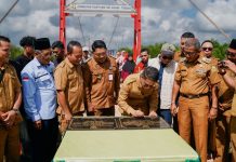 Jembatan Tok Kenot Resmi Dibuka, Dorong Akses Pendidikan dan Ekonomi Warga Belat Bupati Karimun, Iskandarsyah, meresmikan Jembatan Tok Kenot, yang menghubungkan Desa Tebias dan Desa Sungai Asam