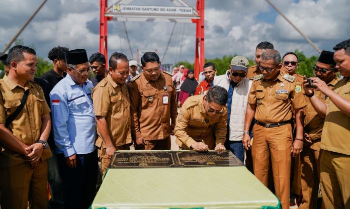 Bupati Karimun, Iskandarsyah, meresmikan Jembatan Tok Kenot, yang menghubungkan Desa Tebias dan Desa Sungai Asam