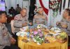 22 Tahun Mengabdi di Anambas, Kasipropam Iptu Muslim dan Istri Dapat Umroh Gratis dari Kapolda Kepri 22 Tahun Mengabdi di Anambas, Kasipropam Iptu Muslim dan Istri Dapat Hadiah Umroh dari Kapolda Kepri