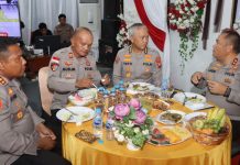 22 Tahun Mengabdi di Anambas, Kasipropam Iptu Muslim dan Istri Dapat Umroh Gratis dari Kapolda Kepri 22 Tahun Mengabdi di Anambas, Kasipropam Iptu Muslim dan Istri Dapat Hadiah Umroh dari Kapolda Kepri
