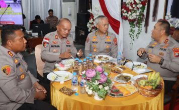 22 Tahun Mengabdi di Anambas, Kasipropam Iptu Muslim dan Istri Dapat Umroh Gratis dari Kapolda Kepri 22 Tahun Mengabdi di Anambas, Kasipropam Iptu Muslim dan Istri Dapat Hadiah Umroh dari Kapolda Kepri
