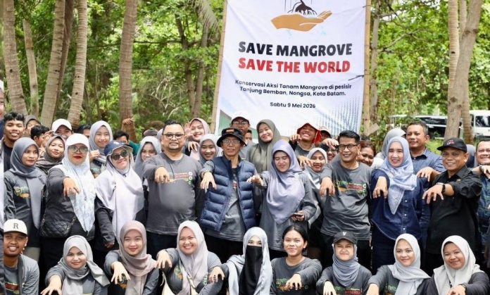 Amsakar Achmad mengikuti aksi penanaman mangrove bersama mahasiswa Universitas Riau