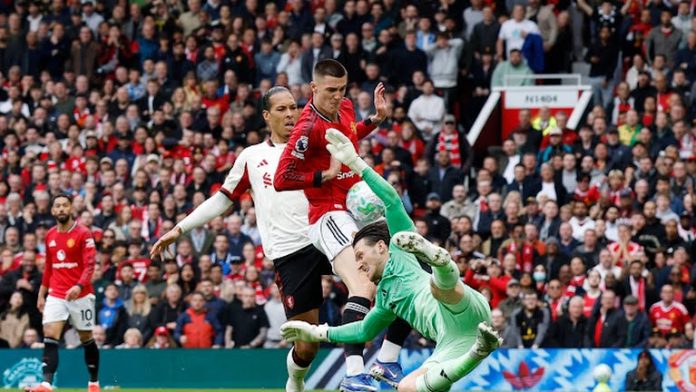Babak Pertama, Pekan ke-35 Manchester United Ungguli Liverpool 2-0