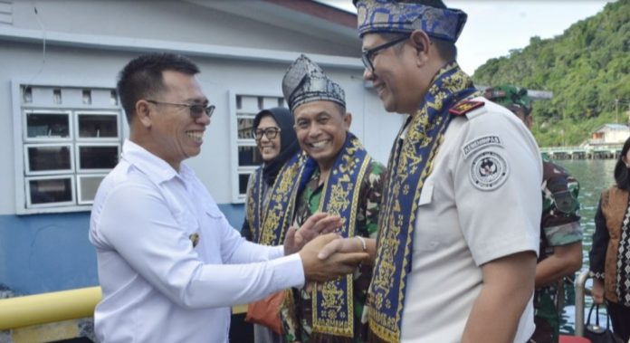 Bupati Anambas Sambut Hangat Kakanwil Imigrasi Kepri dan Irdam TNI AD di Pelabuhan Sri Siantan Bupati Anambas Sambut Hangat Kakanwil Imigrasi Kepri dan Irdam TNI AD di Pelabuhan Sri Siantan