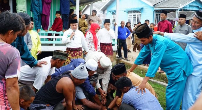 Bupati Nizar Salat Idul Adha di Dusun Senempek, Serahkan Sapi Kurban untuk Warga Bupati Nizar Salat Idul Adha di Dusun Senempek, Serahkan Sapi Kurban untuk Warga