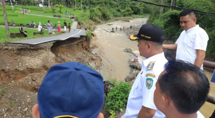 Bupati Pasaman Welly Suhery bersama rombongan OPD tinjau langsung kondisi Banjir di kecamatan Simpati
