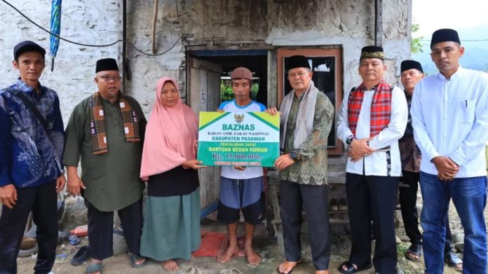 Bupati Welly Suhery bersama BAZNAS Pasaman serahkan bantuan kepada Lansia nagari simpang alahan mati hilia