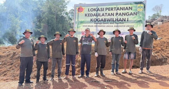 Dukung Program Kogabwilhan I, Sekda Lingga Tanam 5.000 Benih Semangka di Desa Mepar Dukung Program Kogabwilhan I, Sekda Lingga Tanam 5.000 Benih Semangka di Desa Mepar