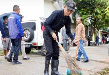 Diguyur Hujan, Wali Kota Amsakar Tetap Pimpin Goro Gema Batam ASRI di Gardan Raya semangat warga dan jajaran Pemerintah Kota Batam untuk bergotong royong dalam kegiatan Gerakan Masyarakat Batam Aman, Sehat, Resik, dan Indah ( Gema Batam ASRI ).
