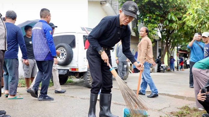 semangat warga dan jajaran Pemerintah Kota Batam untuk bergotong royong dalam kegiatan Gerakan Masyarakat Batam Aman, Sehat, Resik, dan Indah ( Gema Batam ASRI ).