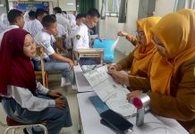 Disdukcapil Karimun Jemput Bola, Ratusan Siswa SMA N 5 Lakukan Perekaman KTP-el dan IKD
