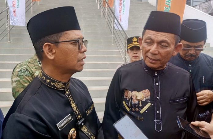 Gubernur Kepulauan Riau Ansar Ahmad, didampingi oleh Bupati Karimun, Iskandarsyah, Gubernur Kepulauan Riau Ansar Ahmad, didampingi oleh Bupati Karimun, Iskandarsyah,