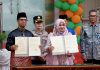 BPR Tuah Karimun Buka Konter di MPP, Cek Jenis Layanan dan Manfaatnya bagi Warga Plt Direktur Umum BPR Karimun, Siska Narita Sari, didampingi oleh Bupati Karimun, Iskandarsyah.