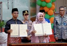BPR Tuah Karimun Buka Konter di MPP, Cek Jenis Layanan dan Manfaatnya bagi Warga Plt Direktur Umum BPR Karimun, Siska Narita Sari, didampingi oleh Bupati Karimun, Iskandarsyah.