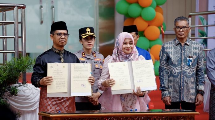 Plt Direktur Umum BPR Karimun, Siska Narita Sari, didampingi oleh Bupati Karimun, Iskandarsyah. Plt Direktur Umum BPR Karimun, Siska Narita Sari, didampingi oleh Bupati Karimun, Iskandarsyah.