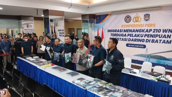 Imigrasi Gerebek Apartemen di Batam, 210 WNA Terduga Pelaku Scam Investasi Daring Diamankan