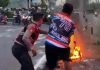 Kesigapan Personil Polisi dan Bhabinkamtibmas Padamkan Kebakaran Motor di Simpang Pamedan Tanjungpinang Kesigapan Personil Polisi dan Bhabinkamtibmas Padamkan Kebakaran Motor di Simpang Pamedan Tanjungpinang