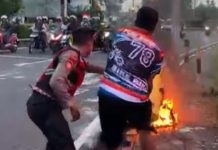 Kesigapan Personil Polisi dan Bhabinkamtibmas Padamkan Kebakaran Motor di Simpang Pamedan Tanjungpinang Kesigapan Personil Polisi dan Bhabinkamtibmas Padamkan Kebakaran Motor di Simpang Pamedan Tanjungpinang