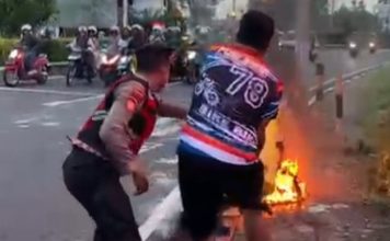 Kesigapan Personil Polisi dan Bhabinkamtibmas Padamkan Kebakaran Motor di Simpang Pamedan Tanjungpinang Kesigapan Personil Polisi dan Bhabinkamtibmas Padamkan Kebakaran Motor di Simpang Pamedan Tanjungpinang