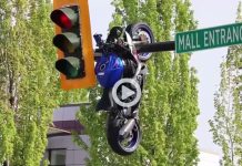 Lakalantas, Video Motor Berakhir Tersangkut di Lampu Lalu Lintas di Kanada Lakalantas di Kanada 23