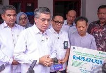 Menaker Yassierli Nilai Santunan Rp435.624.820 untuk Pekerja BPJS Korban Kecelakaan Kereta Api Bekasi Menaker Yassierli Serahkan Santunan BPJS ke Pekerja Korban Kereta Bekasi