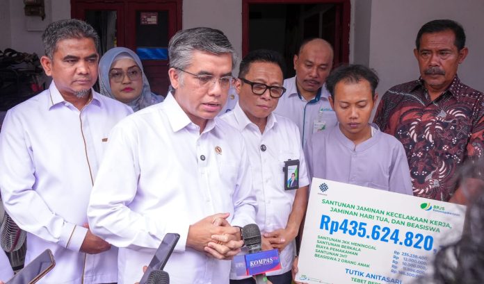 Menaker Yassierli Serahkan Santunan BPJS ke Pekerja Korban Kereta Bekasi