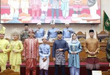 Perda LAM Kota Batam Disahkan, Duta Wisata Encik dan Puan Peragakan Busana Melayu di Sidang DPRD Batam Perda LAM Kota Batam Disahkan, Duta Wisata Encik dan Puan Peragakan Busana Melayu di Sidang DPRD Batam