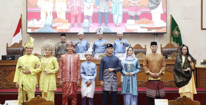 Perda LAM Kota Batam Disahkan, Duta Wisata Encik dan Puan Peragakan Busana Melayu di Sidang DPRD Batam