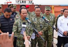 Petinggi TNI dan Kejaksaan Tinjau Kontainer yang Diduga Berisi Mineral Radioaktif di Batam Petinggi TNI dan Kejaksaan Tinjau Kontainer yang Diduga Berisi Mineral Radioaktif di Batam