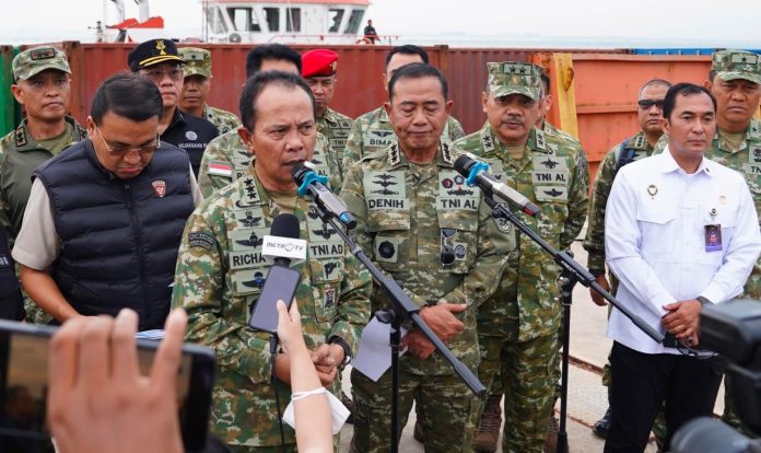 Petinggi TNI dan Kejaksaan Tinjau Kontainer yang Diduga Berisi Mineral Radioaktif di Batam 